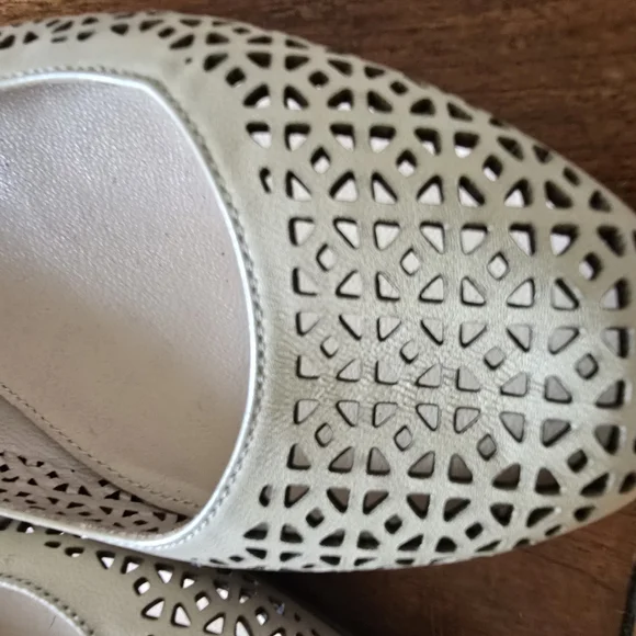 Womens J Crew Beige Flats Sz 6 - Picture 2 of 4